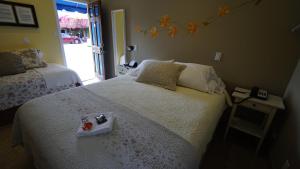 a bedroom with a bed with a tray on it at Villa Brasil Motel in Los Angeles