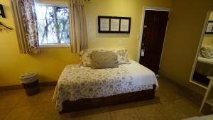 a bedroom with a bed and a window at Villa Brasil Motel in Los Angeles