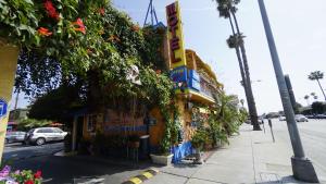 a building with flowers on the side of it at Villa Brasil Motel in Los Angeles