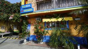 a building with flowers on the side of it at Villa Brasil Motel in Los Angeles
