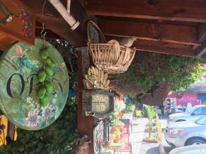 a market with a basket of fruit and a sign at Villa Brasil Motel in Los Angeles