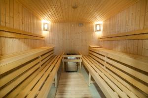 un sauna avec des bancs en bois et une table. dans l'établissement Campoverde, à Łódź