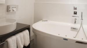 Un baño de Hotel Louvre Bons Enfants 20 fotos más