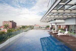 スラバヤにあるThe Southern Hotel Surabaya Formerly Ibis Styles Surabaya Jemursariの屋根のスイミングプール