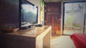 un soggiorno con una grande TV a schermo piatto di The Curve Residence a Khao Tao