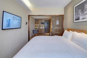 Postel nebo postele na pokoji v ubytování Bridal Tea House Hotel-Free Shuttle Bus for Canton Fair