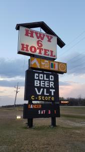 una señal para un hotel en un campo en HWY6HOTEL en Oak Point