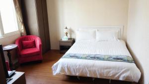 Een bed of bedden in een kamer bij Red Roof B&B