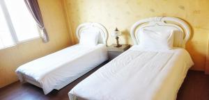 Een bed of bedden in een kamer bij Red Roof B&B