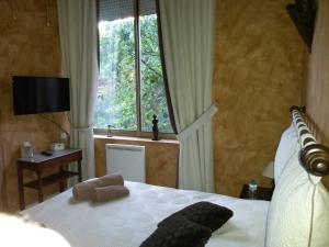 a bedroom with a large bed with a window at Les Gîtes Les Mayombes in Roquebrune-sur-Argens