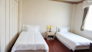 Een bed of bedden in een kamer bij Red Roof B&B