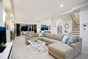 een woonkamer met een bank en een tafel bij Sandy Cove in Gold Coast