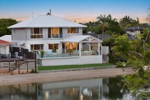 een huis aan het water naast een rivier bij Sandy Cove in Gold Coast