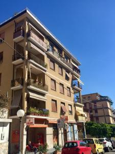 un edificio alto con coches estacionados frente a él en Il Capitano en Lerici