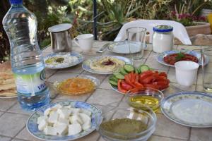 Makanan di atau berdekatan rumah tamu ini