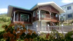 Kampong KundassanにあるAlmeera Homestay 2のポーチとバルコニー付きの家 +7枚の写真