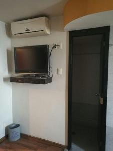 A television and/or entertainment centre at Hotel Paraiso