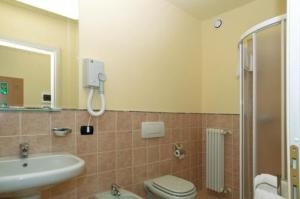 Koupelna v ubytování Hotel Bellavista + 21 fotografií