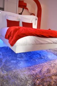 1 dormitorio con 1 cama con alfombra roja y azul en Le Secret des Templiers en Lyon