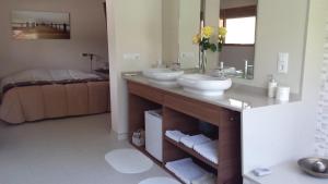 Onil的住宿－Casa Olyves，一间带两个盥洗盆和大镜子的浴室