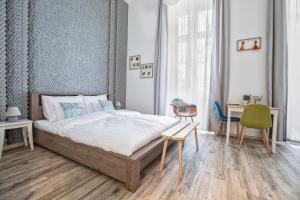 1 dormitorio con 1 cama, mesa y sillas en Budapest Passage 1, en Budapest