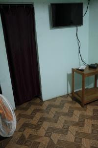 Cette chambre dispose d'une télévision, d'une table et d'un sol. dans l'établissement Hostal del Este Santa Fe, à San José 22 autres photos