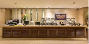 Příslušenství pro přípravu čaje a kávy v ubytování Park Ornate Hotel Viman Nagar