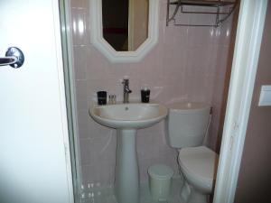 ナン・レ・パンにあるMas des Sentes Dépendanceのバスルーム(洗面台、トイレ付)