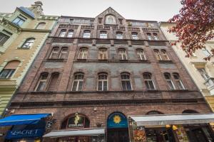 um antigo edifício de tijolos numa rua da cidade em Fashion Street Apartments em Budapeste