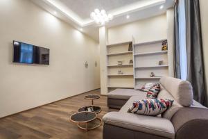 uma sala de estar com dois sofás e uma televisão em Fashion Street Apartments em Budapeste
