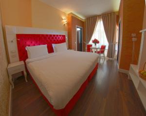 Ліжко або ліжка в номері The Red Bricks Hotel