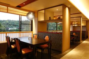 神戶的住宿－SPA TERRACE紫翠，一间带桌椅的用餐室