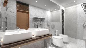 布拉格Wellness Hotel Step - Czech Leading Hotels的带水槽和马桶的白色浴室 更多26张照片