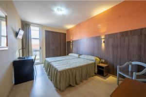 Postel nebo postele na pokoji v ubytování Hotel Monreal Jumilla