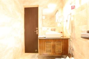 Koupelna v ubytování The Moksh Eco Inn + 62 fotografií