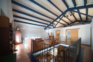 Crux Albergue في Adahuesca: غرفة كبيرة مع سقف مع عوارض زرقاء
