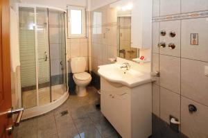 Ванна кімната в Mari-Christi Apartments