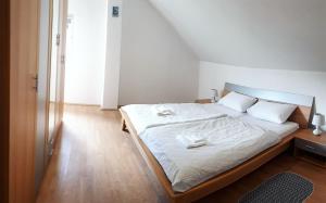 Posteľ alebo postele v izbe v ubytovaní Apartman Lena