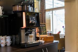 uma máquina de café sentada em cima de um balcão em Parkhotel Bilm im Glück am Stadtrand Hannovers em Sehnde