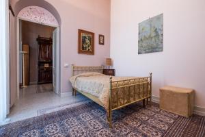 una camera con un letto di Casa di Nonna a Vercelli