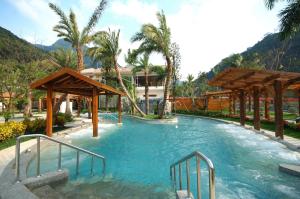 尖石郷にあるHui-Lai Resortsのスライド付きのリゾート内のスイミングプール