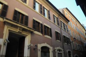 ローマにあるルレ テアトロ アルジェンティーナの窓がたくさんある建物