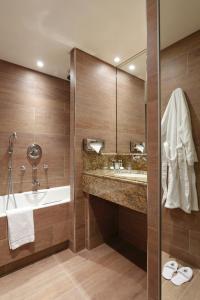 A bathroom at Au Manoir Saint Germain