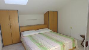 Un pat sau paturi într-o cameră la Apartment Karuza Rukavac