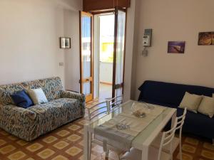 a living room with a couch and a table at a casa di Manu in Torre dell'Orso