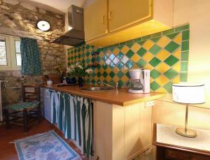 cocina con fregadero y encimera en Les Rouges Gorges, en Giverny