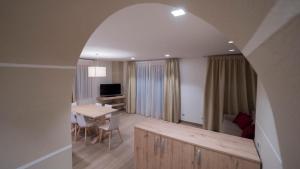 a living room with a table and a dining room at Chalet Tea Da Bondi in Livigno