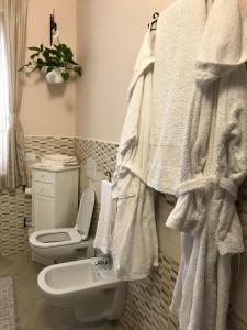 bagno con servizi igienici, lavandino e asciugamani. di Da Felicia a Cossato