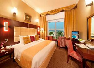 TV a/nebo společenská místnost v ubytování Sun & Sands Sea View Hotel