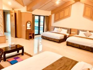 una grande stanza con due letti e un tavolo di Sweetlight B&B a Jiaoxi